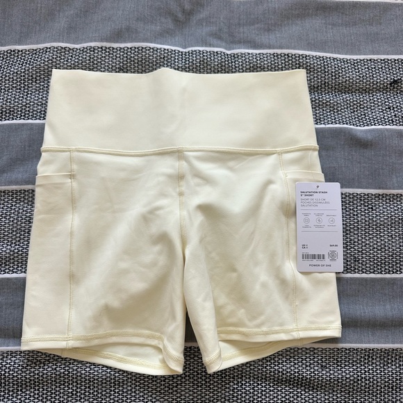 NWT Athleta Salutation Stash 5" Short in Creamy yellow. SZ: M - Picture 1 of 3